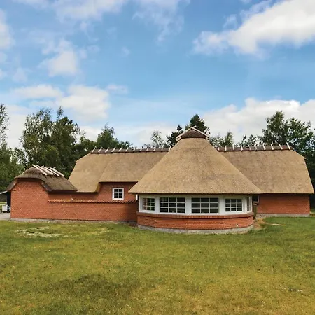 Dom wakacyjny Lovely In Vaeggerlose With Sauna Bøtø By